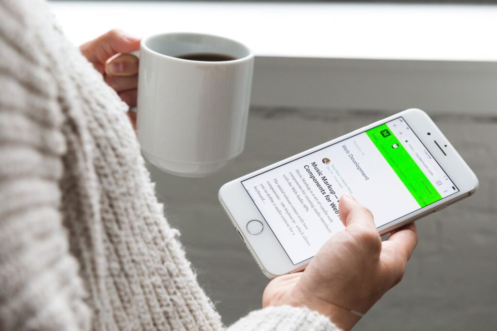 seo blog writing - reading a post on mobile